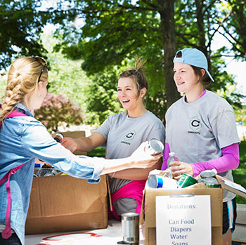 two women volunteering